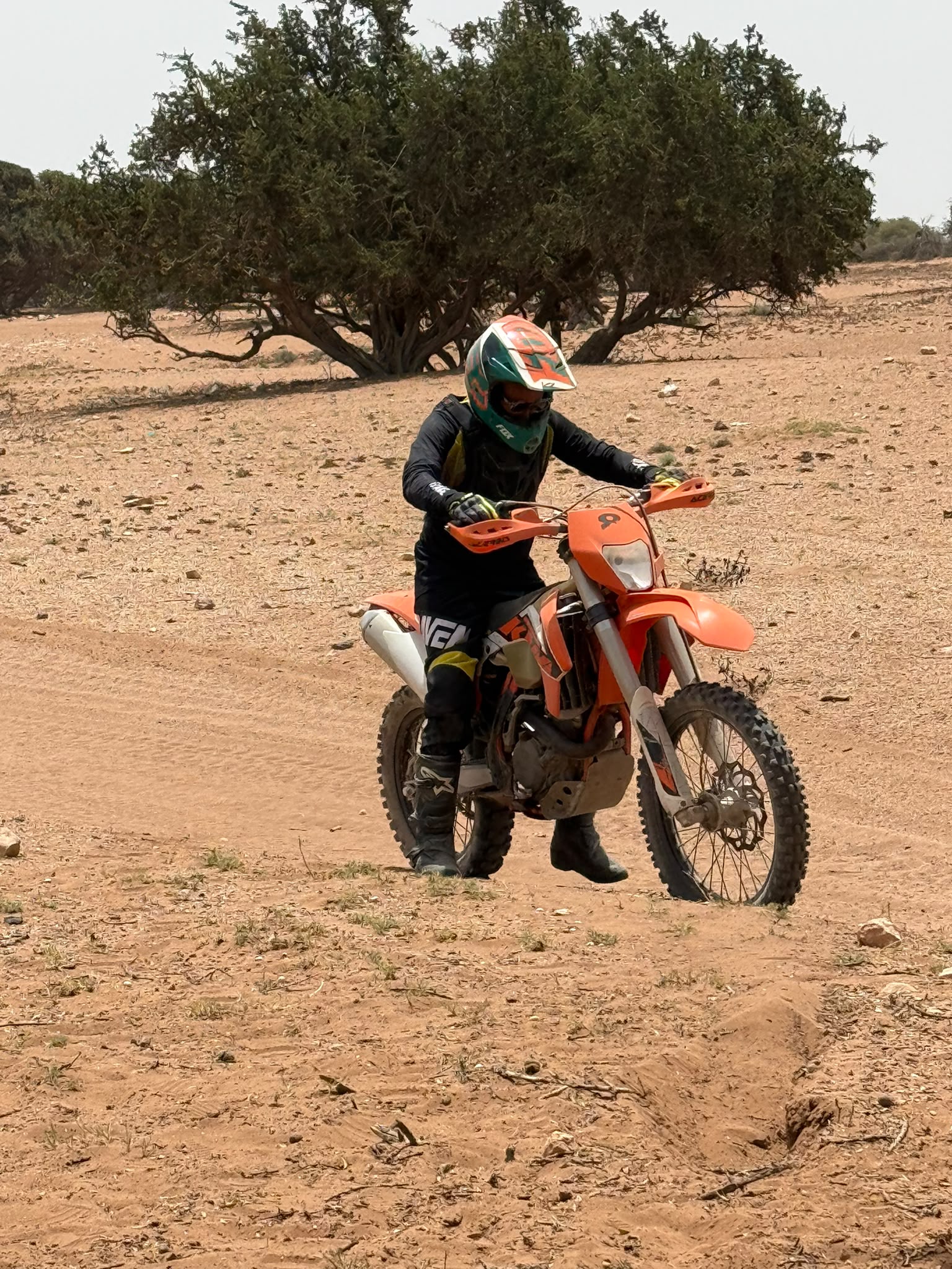 Enduro en immersion totale dans le désert marocain, poussière de sable soulevée par la KTM