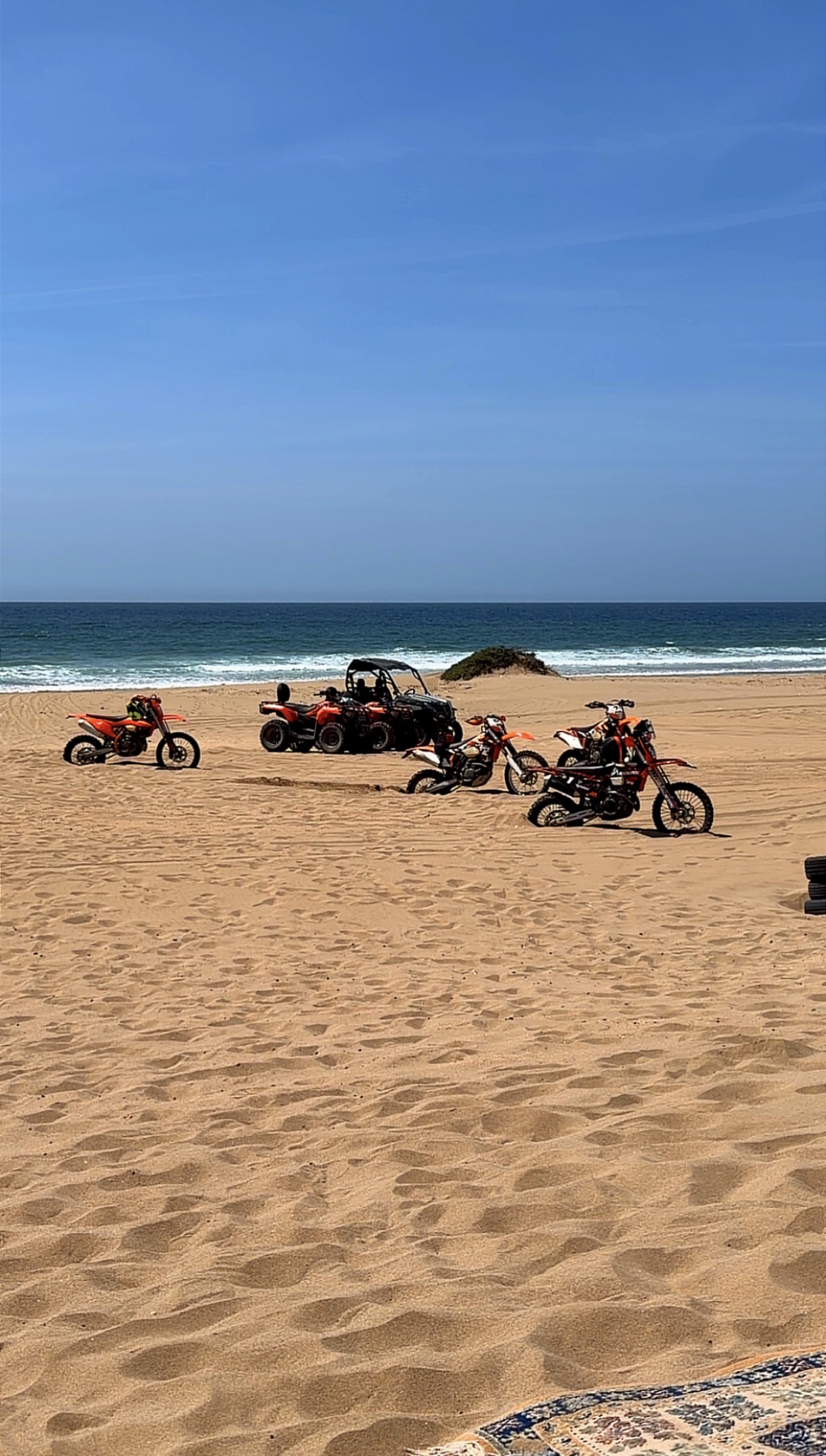 Motos KTM 450 EXC-F et buggy sur la plage d'Agadir — Maroc