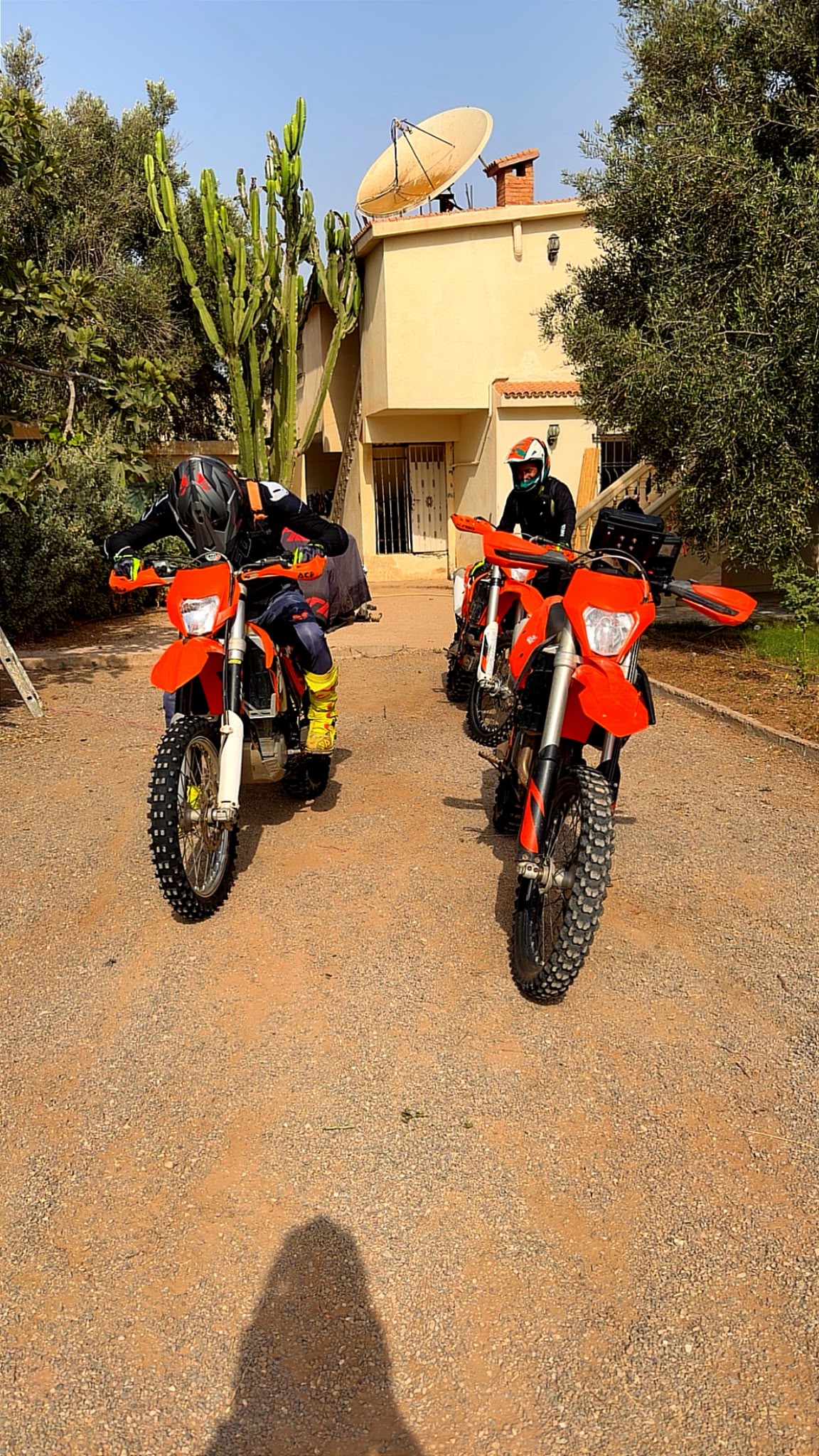 KTM 450 EXC-F immobilisée face aux paysages arides du Maroc — silence avant l'action
