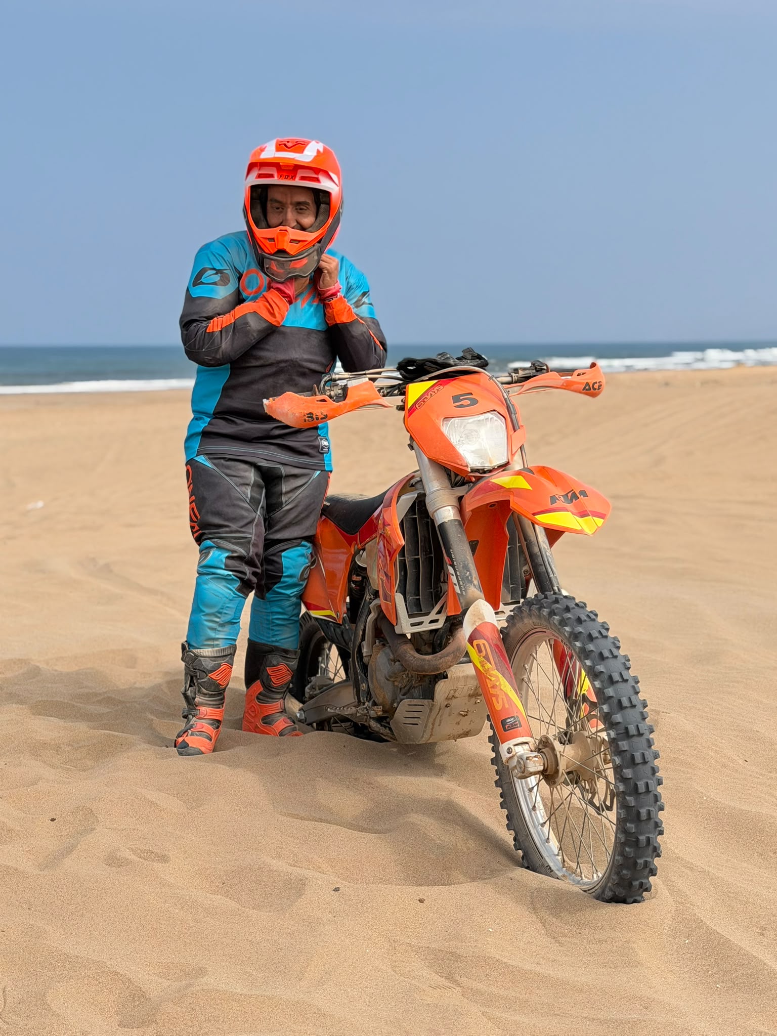Pilote KTM 450 EXC-F traçant sa ligne le long de l'océan à Agadir — enduro sur plage sauvage
