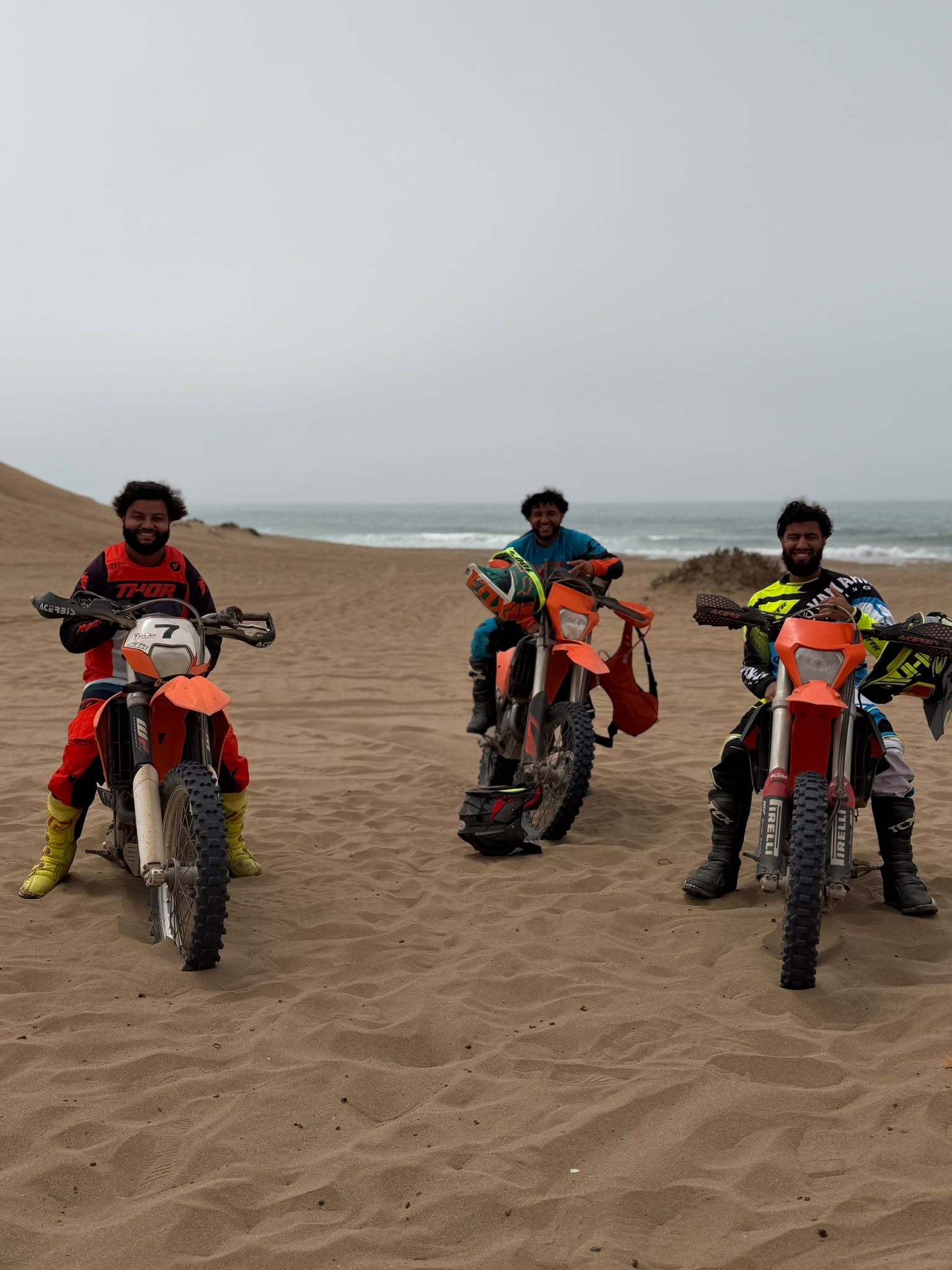 Groupe de pilotes enduro lancés côte à côte sur la plage d'Agadir, KTM 450 EXC-F en action