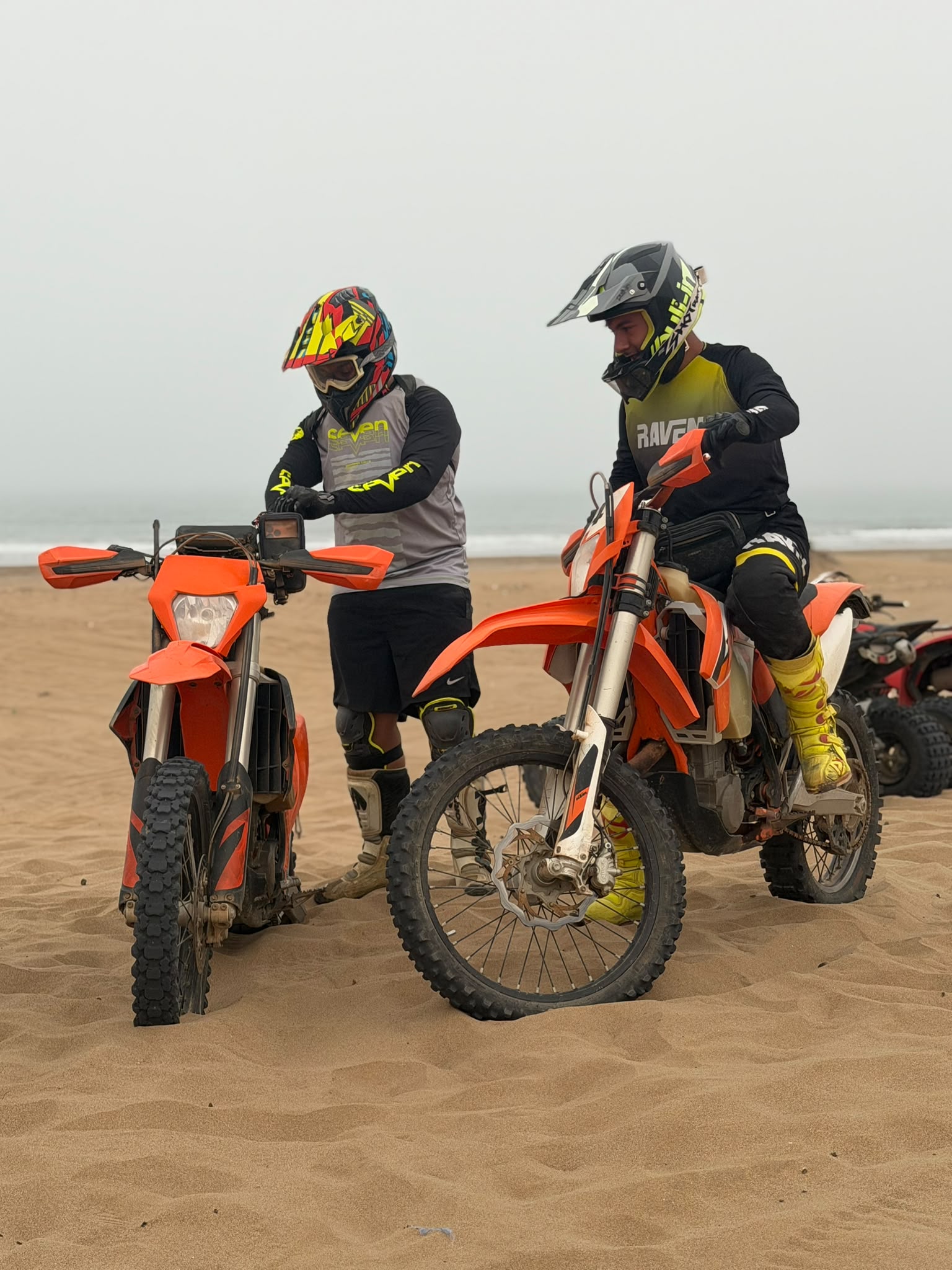 Équipe Sanoch Agadir Ride réunie autour des KTM 450 EXC-F avant le départ, esprit collectif enduro